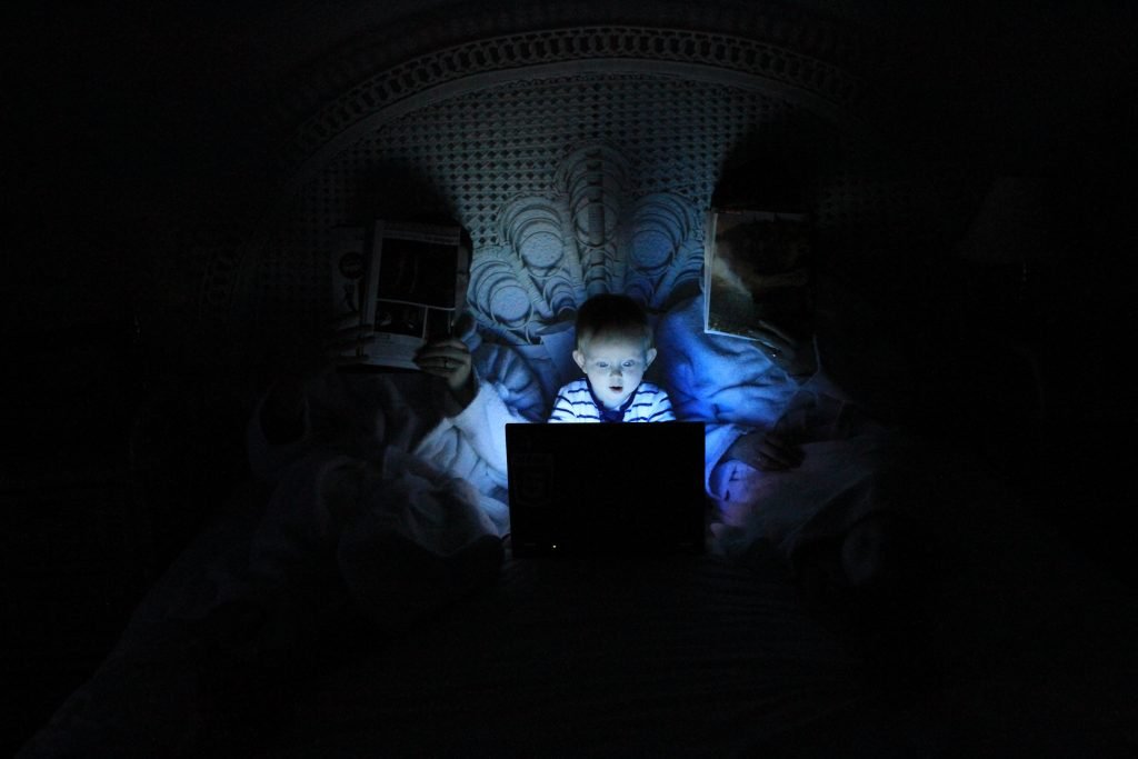 bambini-danni-della-tecnologia-1024x683 Essere genitori nell'era digitale: cosa fare?