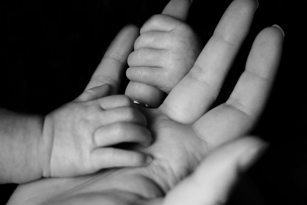 mani-attaccamento-caregiver-1024x683 Teoria dell'attaccamento: cosa dice sui genitori?