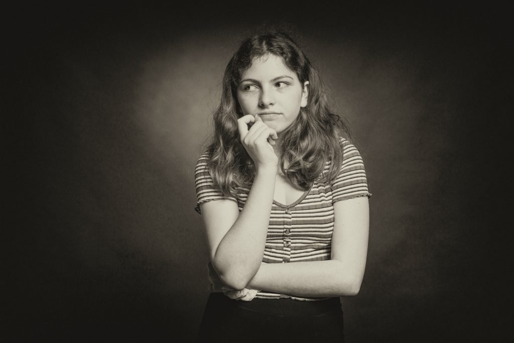 ragazza-che-pensa-se-la-psicologia-è-una-scienza-1024x683 La psicologia è una scienza a tutti gli effetti