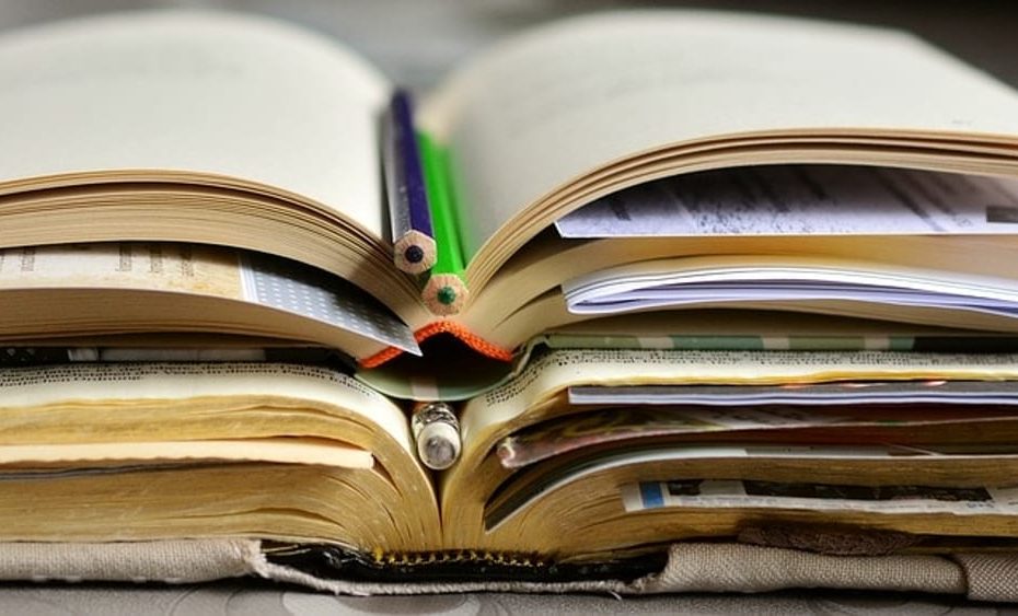 libri in primo piano con matite per studiare