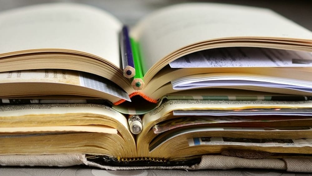 libri in primo piano con matite per studiare