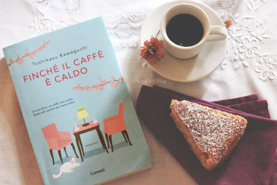 tazza di caffè e libro Finché il caffè è caldo